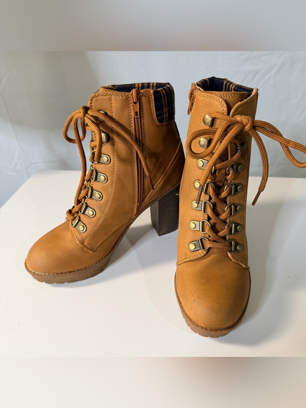 Andiamo Women's Tan Lace-Up chunky Block Heel Boots plaid details. Y2K‎ 5.5